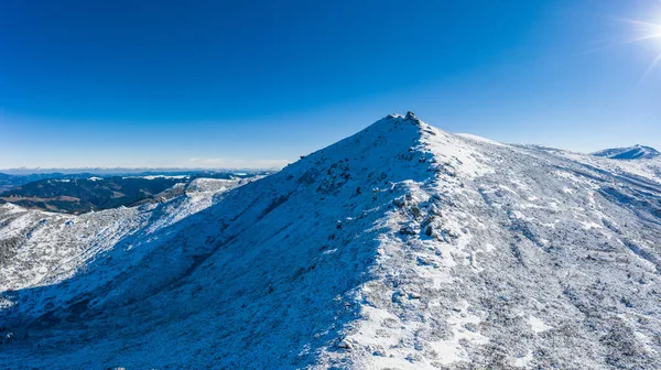 乌克兰Dzembronya村附近美丽的喀尔巴阡山脉风景 覆盖着白雪和蔚蓝的天空 — 图库照片