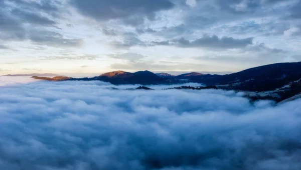 Lever Soleil Sur Les Collines Couvertes Brume Grise Drone Panoramique — Photo