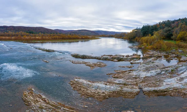 Voo Sobre Outono Rio Montanha Folhas Coloridas Riacho Striy Nas — Fotografia de Stock