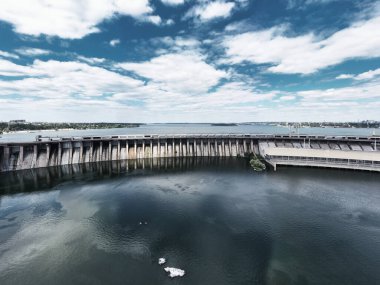 Zaporozhye 'deki Dinyeper Nehri üzerindeki en büyük hidroelektrik santrali..