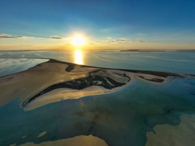 Parlak bir göl üzerindeki sıra dışı adalar, üst manzara, insansız hava aracı kamerası.