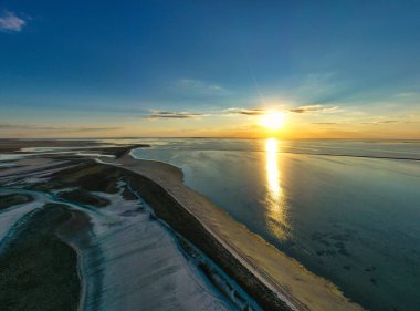 Parlak bir göl üzerindeki sıra dışı adalar, üst manzara, insansız hava aracı kamerası.