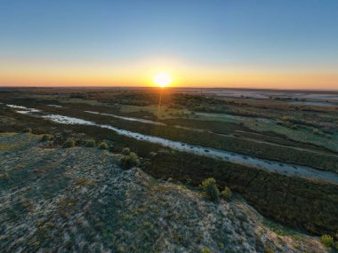 Parlak bir göl üzerindeki sıra dışı adalar, üst manzara, insansız hava aracı kamerası.