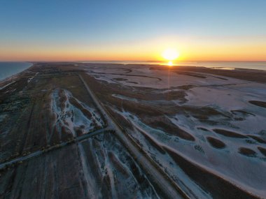 Parlak bir göl üzerindeki sıra dışı adalar, üst manzara, insansız hava aracı kamerası.