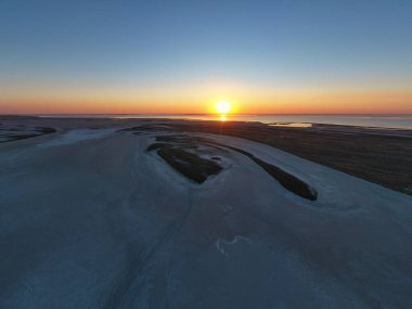 Güzel bir göl kenarında kumlu bataklık, üst manzara, drone kamerası.