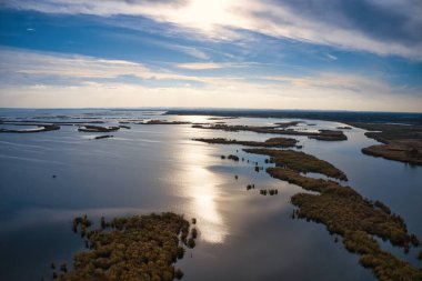 Gece vakti Ukrayna 'daki Dinyeper' deki Samara Nehri 'nde karşı konulamaz sel baskınları. Hava panoramik İHA görüntüsü