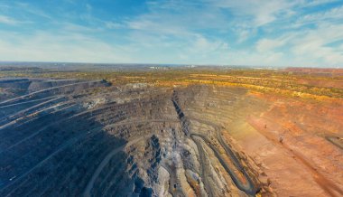 Resimli Ukrayna 'daki sıcak akşam ışığında özel ekipmanların yardımıyla minerallerin çıkarılması. Hava panoramik İHA görüntüsü
