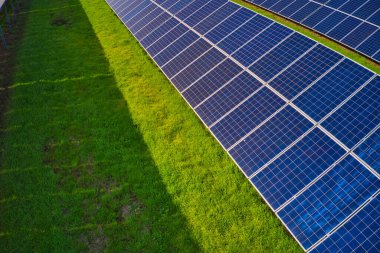 Ukrayna 'daki pitoresk yeşil bir alanda güneş enerjisini kullanmak için devasa bir güneş enerjisi santrali. Hava panoramik İHA görüntüsü