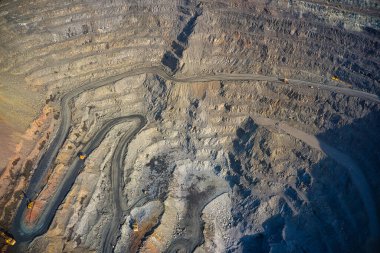 Resimli Ukrayna 'daki sıcak akşam ışığında özel ekipmanların yardımıyla minerallerin çıkarılması. Hava panoramik İHA görüntüsü