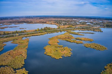 Ukrayna 'da Dinyeper' deki Samarskie Plavni 'nin akşam güneşli ışıklarındaki hava manzarası. Hava panoramik İHA görüntüsü