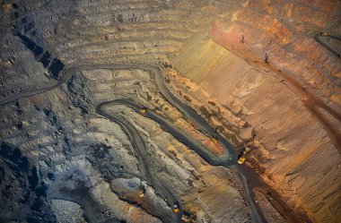 Resimli Ukrayna 'daki sıcak akşam ışığında özel ekipmanların yardımıyla minerallerin çıkarılması. Hava panoramik İHA görüntüsü