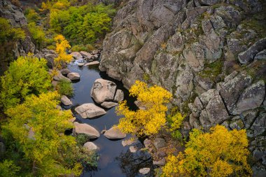 Ukrayna 'da akşam ışığında vahşi doğada küçük, hızlı bir Kamenka deresi. Hava panoramik İHA görüntüsü
