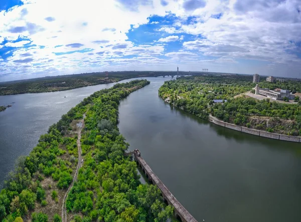 Красивая Река Окружена Зеленым Свежим Воздухом Городе — стоковое фото