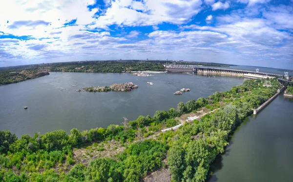 Der Schöne Fluss Ist Von Grüner Und Frischer Vegetation Der — Stockfoto