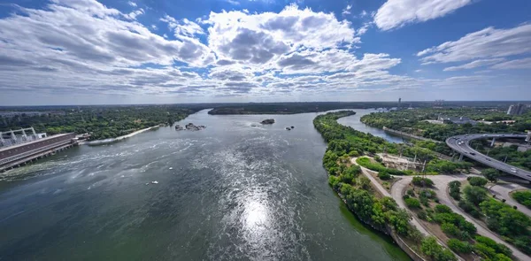 Hermoso Río Está Rodeado Vegetación Verde Fresca Ciudad —  Fotos de Stock