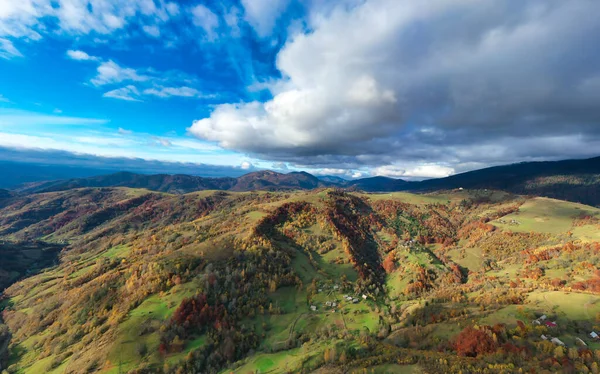 Cielo Con Capa Blanca Esponjosa Nubes Sobre Verdes Colinas Otoño —  Fotos de Stock