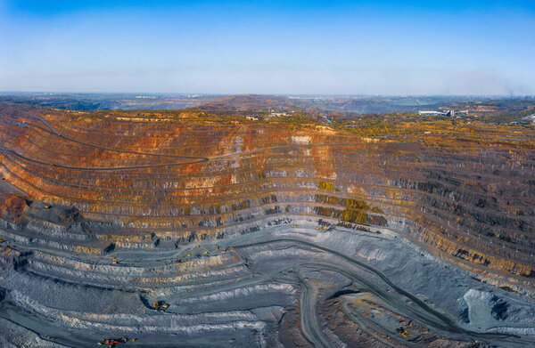 Добыча полезных ископаемых с помощью специального оборудования в теплом вечернем свете в живописной Украине. Панорамный снимок беспилотника