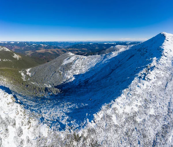 美丽的风景 覆盖着喀尔巴阡山脉的巨大岩石隆起的头一场雪 美丽的乌克兰蓝天 靠近德森姆卜罗尼亚村 — 图库照片