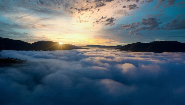 Lever Soleil Sur Les Collines Couvertes Brume Grise Drone Panoramique — Photo