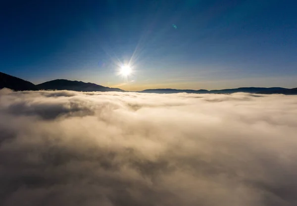 Salida Del Sol Sobre Colinas Montaña Cubiertas Niebla Gris Plano —  Fotos de Stock