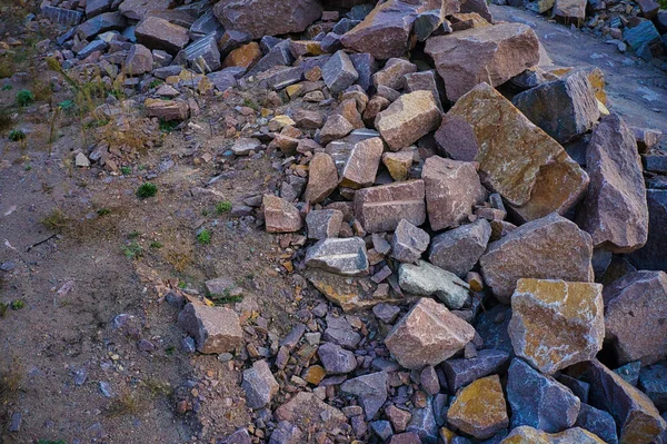 Teplém Večerním Světle Území Starého Zatopeného Kamenolomu Jsou Velké Hromady — Stock fotografie