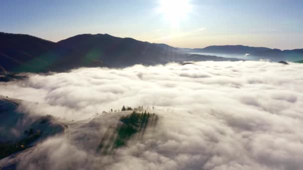 Szara mgła zakryła wzgórza górskie — Wideo stockowe