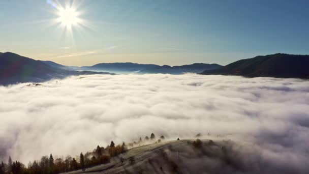 灰蒙蒙的薄雾笼罩着山岗 — 图库视频影像