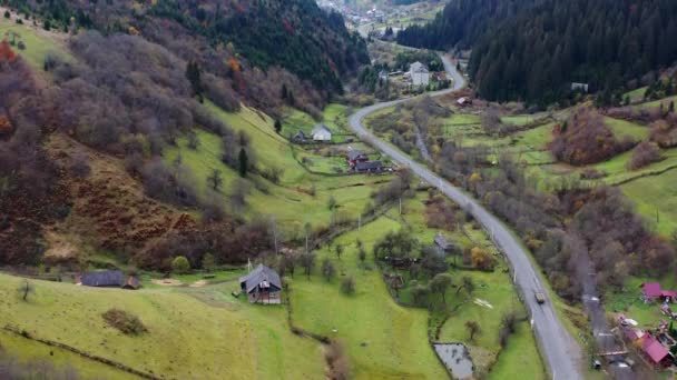 Piccolo villaggio lungo una strada in una gola di montagna, Carpazi in Ucraina — Video Stock