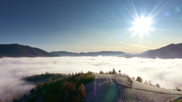 Серый туман покрыл горные холмы — стоковое видео