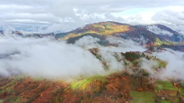 Flyg genom blå himmel med moln över berg — Stockvideo