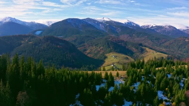 Liten by i den vackra bergsdalen i Karpaterna i Ukraina i byn Dzembronya — Stockvideo