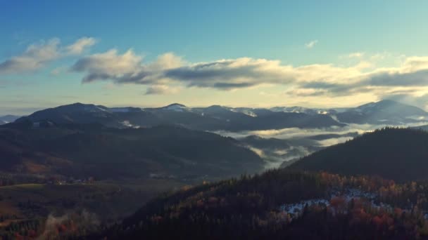 Pintorescos paisajes de montaña cerca del pueblo de Dzembronya en Ucrania en las montañas de los Cárpatos — Vídeo de stock