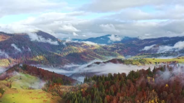 Flyg genom blå himmel med moln över berg — Stockvideo