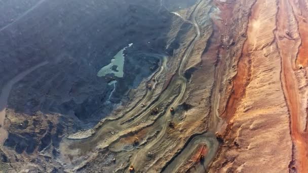 Enormes camiones Belaz que conducen en el fondo de la mina en la fábrica minera, cantera de minas en Ucrania — Vídeos de Stock