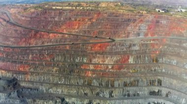 Büyük Belaz kamyonları maden fabrikasının dibinde, maden ocağı Ukrayna 'da