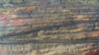 Büyük Belaz kamyonları maden fabrikasının dibinde, maden ocağı Ukrayna 'da