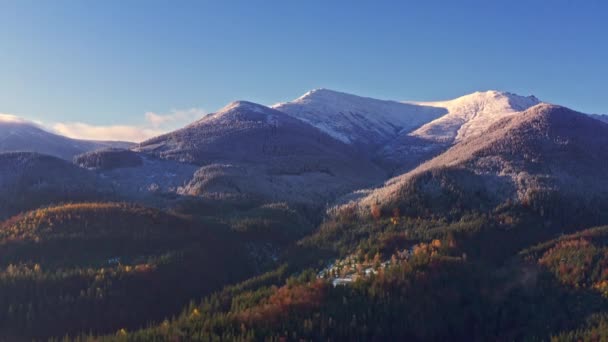 Pittoreska bergslandskap nära byn Dzembronya i Ukraina i Karpaterna bergen — Stockvideo