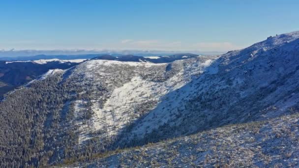 Maravillosos paisajes de las montañas de los Cárpatos cubiertos con la primera nieve en Ucrania cerca del pueblo de Dzembronya — Vídeos de Stock
