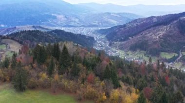 Gün batımından sonraki sonbahar dağları.