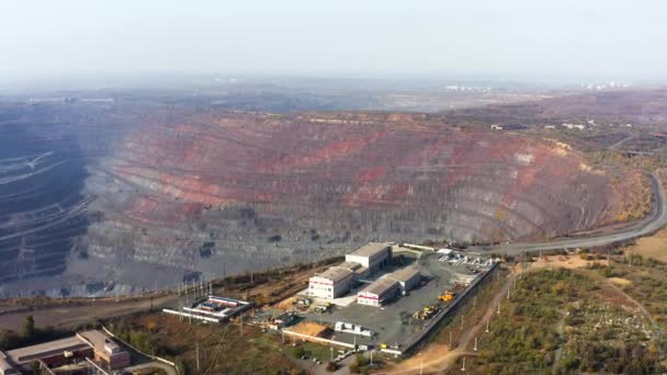 Vista aérea del edificio de gestión cerca de una enorme cantera en la fábrica minera del sur de Ucrania — Vídeo de stock