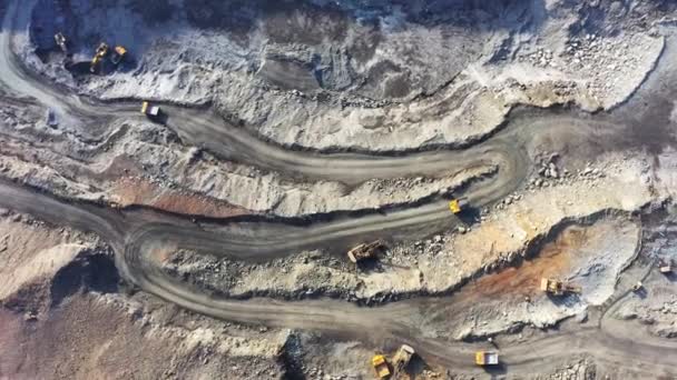 Ogromne ciężarówki Belaz jadące na dnie kopalni w kopalni, kopalnia kamieniołomów na Ukrainie — Wideo stockowe