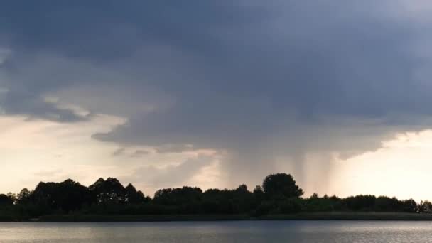 夏の湖の上に雨が雲 — ストック動画