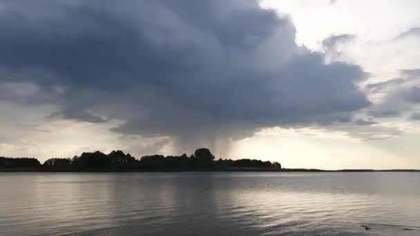 Deszcz przytulić nad jeziorem letnim — Wideo stockowe