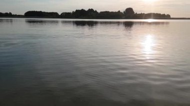 Shatsk Gölü 'nün üzerinde gün batımı