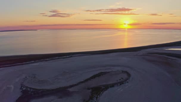 Îles insolites sur un lac brillant et coucher de soleil coloré — Video