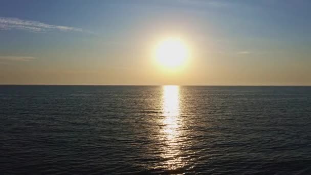 Meereswellen am Morgen auf einem schönen Meer — Stockvideo