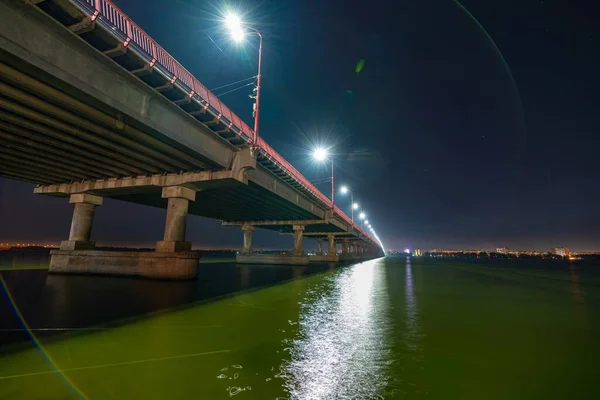 Vista Inferiore Bel Ponte Lungo Luminoso Con Luci Fredde Auto — Foto Stock