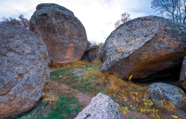 Depósitos Enormes Minerais Pedra Antigos Cobertos Vegetação Prado Cheio Sol — Fotografia de Stock