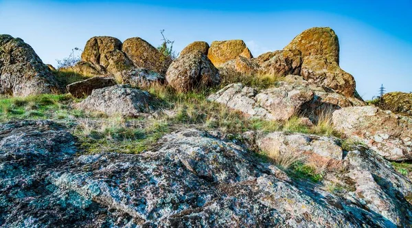 Depósitos Enormes Minerais Pedra Antigos Cobertos Vegetação Prado Cheio Sol — Fotografia de Stock