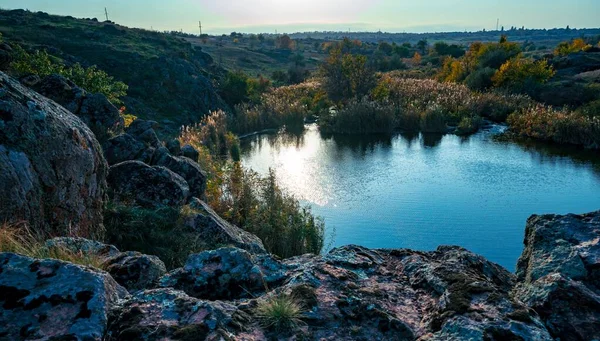 Gleaming Beautiful Little River Large White Stones Green Vegetation Hills — Stock Photo, Image